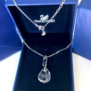 Swarovski crystal parallel mini pendant with    Chain, silver, clear crystal.